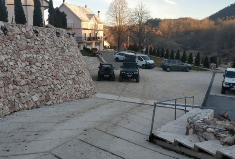 UPALI I U RESTORAN "GRAHOVAC" Policija pretresala i objekte bjegunca Ljuba Milovića