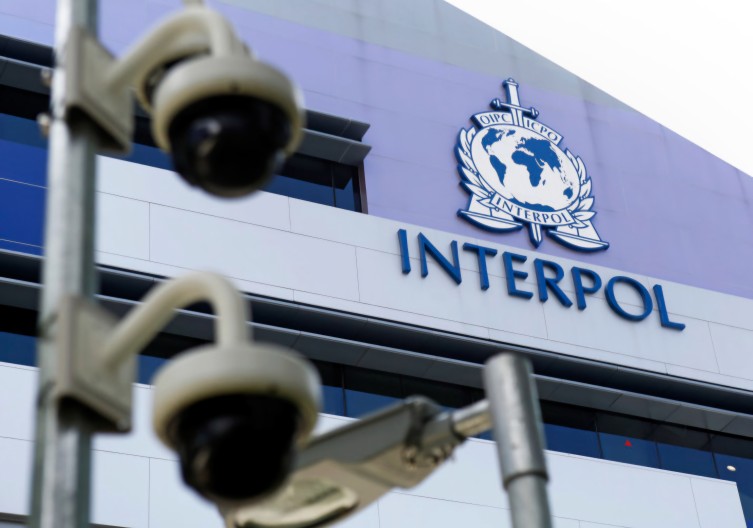 INTERPOL NATJERAO POLICIJU DA RADI SVOJ POSAO Oduzeto 10 putničkih motornih vozila veće vrijednosti