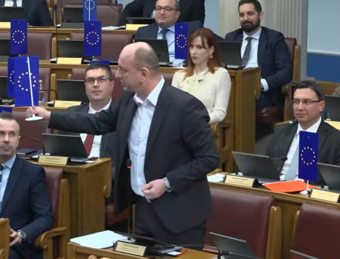 KNEŽEVIĆ ZAKLEO OPOZICIJU U ZASTAVU EU Come back u parlament gospodo