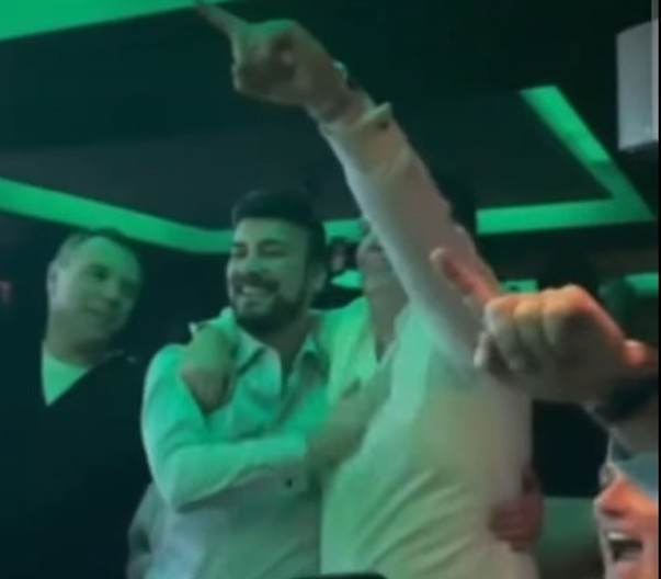 I DPS U TRANSU Nikola Jovanović zagrljen sa Petrom Odžićem zapjevao uz Baju Malog Knindžu (video)