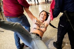 ORBAN POSEBNO UŽIVAO Polugola feministkinja pokušala da prekine skup konzervativaca u Madridu
