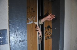 Pet puta osuđivani pedofil iz Podgorice pokušao da obljubi maloljetnu djevojčicu u liftu