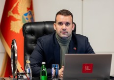 U ČIJE IME I ZA ČIJI RAČUN PREMIJERU Milojko Spajić tvrdi da su Srbi napravili genocid u Srebrenici