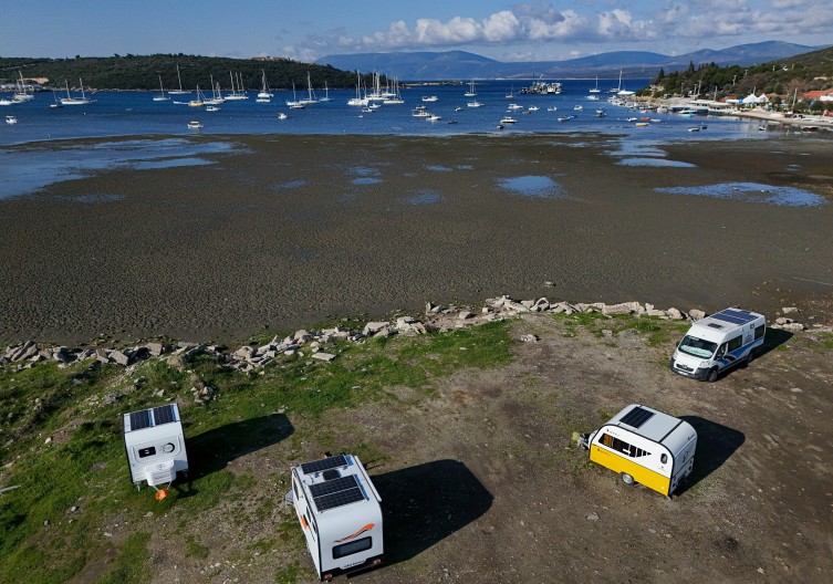 Egejsko more se povuklo nekoliko stotina metara od obale nakon serije zemljotresa na Santoriniju (video)