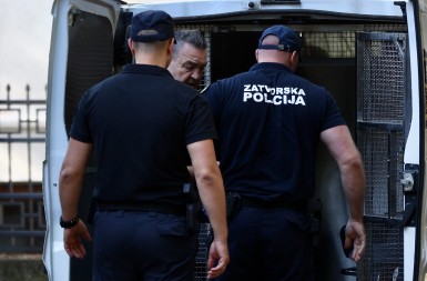 POČELO JE GAŽENJE Duško Knežević krenuo da stavlja lisice na ruke Milu Đukanoviću