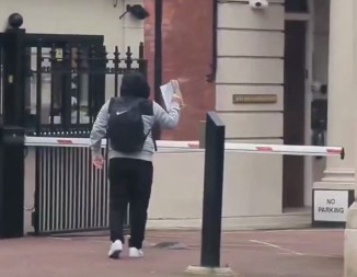 Zapalio Kuran ispred turske ambasade u Londonu pa dobio batine (video)