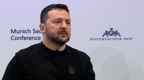 URAĐEN ILI UMORAN Pogledajte čudno ponašanje Zelenskog za vrijeme brifinga u Minhenu (video)