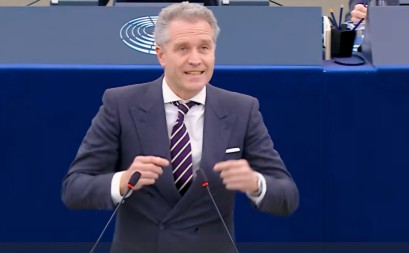 ŠEF POSLANIKA AfD U EVROPARLAMENTU Nemiri u Srbiji su poslednji trzaj globalne mreže i pokušaj obojene revolucije (video)