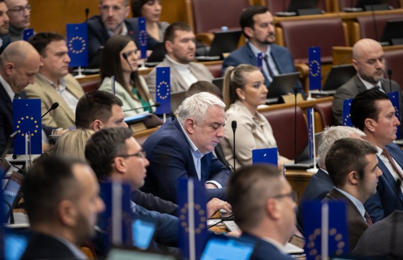 SKUPŠTINA FORMIRALA ANKETNI ODBOR ZA "CRNE TROJKE" Mandić poručio da će se raskrinkati mračna prošlost i Crnoj Gori vratiti dostojanstvo