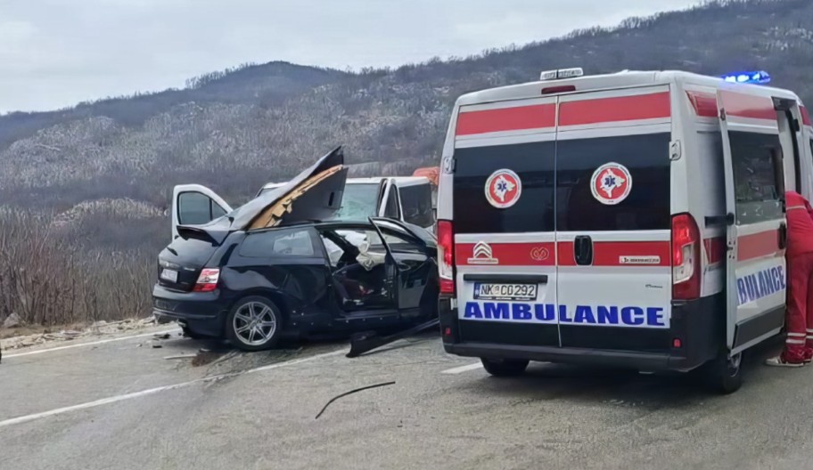 STRAVIČNA NESREĆA Podgoričanin poginuo na licu mjesta, djeca uspješno evakuisana iz vozila
