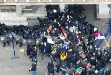 OVO JE SRAMOTA Opozicija u Novom Sadu ponovo napada institucije i pravi nasilje policijom (video)