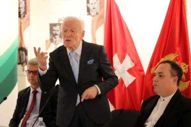 Radovan Radonjić na promociji svoje knjige na Cetinju predlagao šetnju do manastira da pritiska monahe