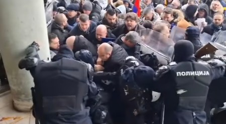 Pet policajaca povrijeđeno tokom divljanja opozicije u Novom Sadu