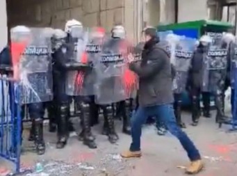 Unuk crnogorskog ustaše i sin urednika ND "Vijesti" se iživljava nad srpskom policijom (video)