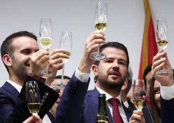 DVA OVNA NA BALVANU RESETUJU ODNOSE