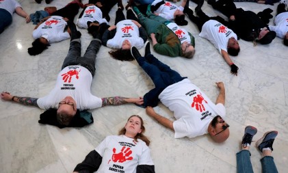 ANARHO-PADAVIČARI I U AMERICI "Krvave šake" i na protestima protiv odluka Trampa u vezi sa USAID-om