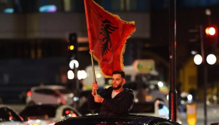 NOVA PROVOKACIJA Kolona vozila sa albanskim zastavama i uz šenlučenje u centru Gračanie (video)