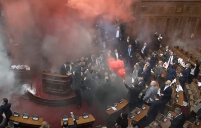 OPOZICIJA IZAZVALA HAOS Dimne i šok bombe u Skupštini Srbije, poslanici se bore za život (video)