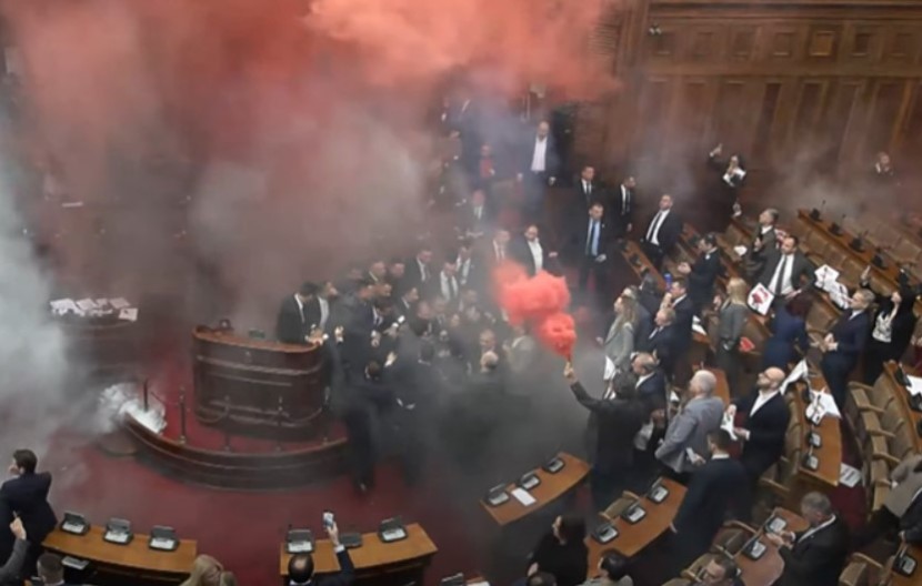 OPOZICIJA IZAZVALA HAOS Dimne i šok bombe u Skupštini Srbije, poslanici se bore za život (video)