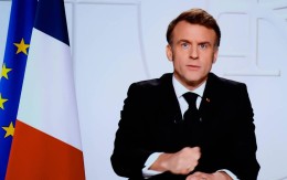 FRANCUSKI (PICO)PIJEVAC Makron maše nuklearnom palicom prijeteći Rusiji i SAD