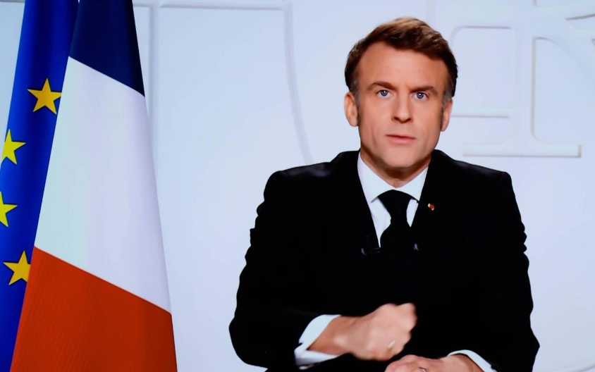 FRANCUSKI (PICO)PIJEVAC Makron maše nuklearnom palicom prijeteći Rusiji i SAD