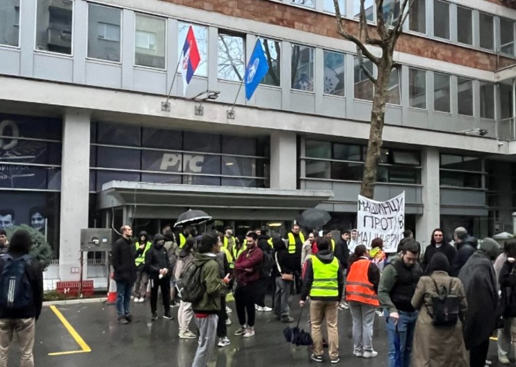 Studenti blokirali ulaz zaposlenima na RTS-u, u toku blokada od 22 sata