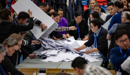 TRAMP ZADOVOLJNO TRLJA RUKE Stranka koja se zalaže za postepeno osamostaljenje Grenlanda od Danske pobijedila na izborima