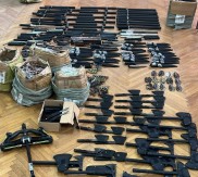 Policija na prilazima Beogradu zaplijenila veću količinu naoružanja od pristalica protesta (foto)