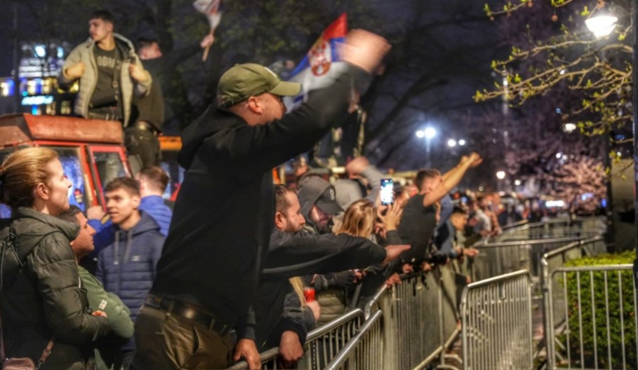 EKSTREMISTI PRAVILI PROBLEME U Beogradu sinoć bilo više incidenata, privedeno 13 lica