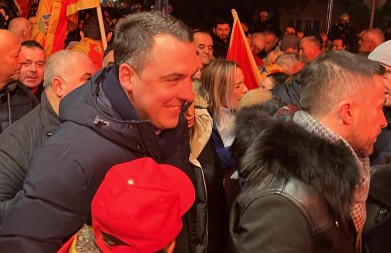 Potpredsjednik DPS-a Ivan Vuković "pumpa" po Beogradu na protestima (video)