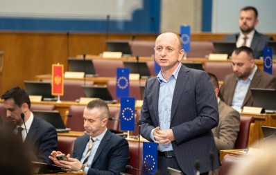 DA SE USTANOVI KO LAŽE Lider DNP-a ponudio ambasadoru Feltenu da idu u Visbaden na poligraf