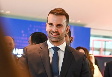 Premijer Milojko kritikuje Kneževića i Vukovića za miješanje u dešavanja u Srbiji a potpredsjednik mu na protestu u Beogradu