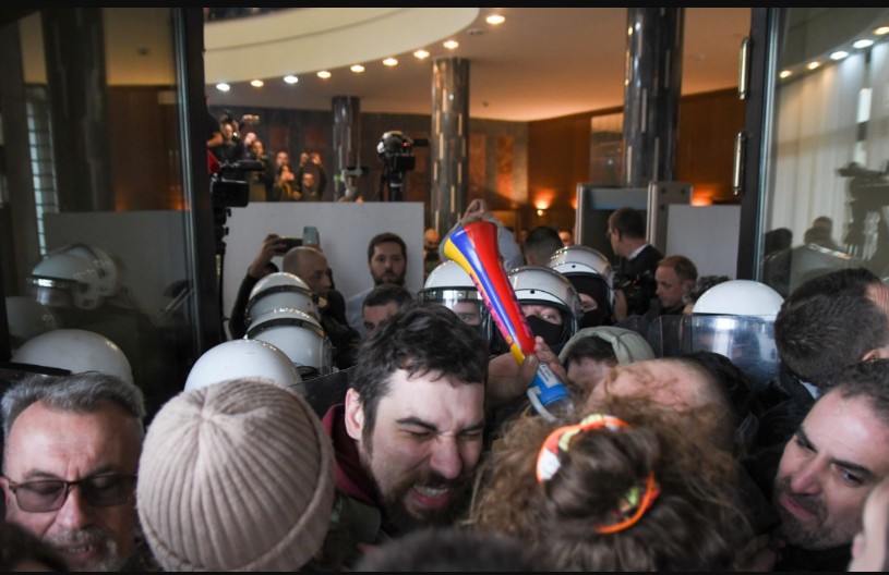 Grupa studenata u blokadi pokušala da blokira i da uđe u zgradu Skupštine Novog Sada