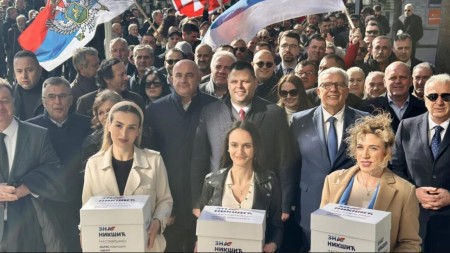 Marko Kovačević u pratnji kandidata za odbornike i više stotina građana predao listu za lokalne izbore u Nikšiću