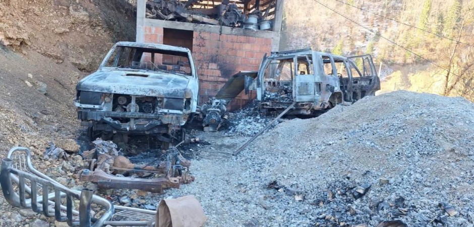 U Rožajama uhapšeni krijumčari cigareta, zapalili vozila pa napali policajce (foto)