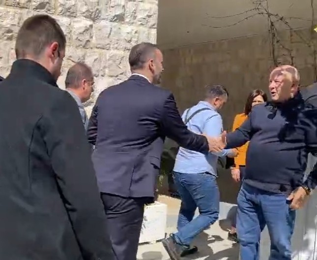 Spajića u Ulcinju dočekao višestruko osuđeni kriminalac (video)