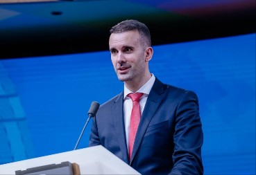 Premijer dijeli lekcije, država u rasulu: bježe presuđeni kriminalci iz pritvora, a on prijeti partnerima u Vladi