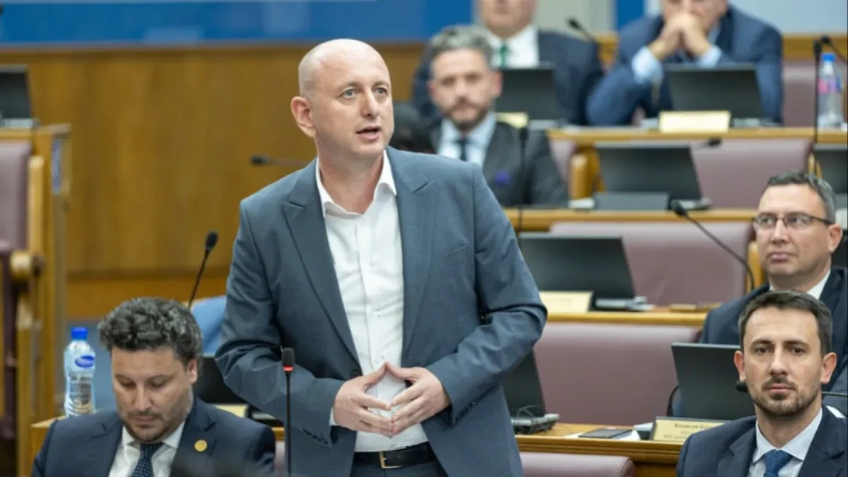 Knežević zagrmio u Skupštini: Možete donijeti hiljadu rezolucija, srpske istorije se nećemo odreći