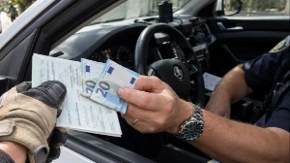 Kamera na kacigi snimila sve: Policajac u Tivtu uhapšen zbog 40 evra mita