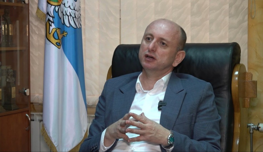 KNEŽEVIĆ: Mujoviću podnesi ostavku, nije fotelja sve u životu