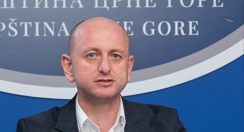 „Zamjeraju mi Vučića, a ćute pred Satlerom“ – Knežević o poslušničkom odnosu crnogorske vlasti