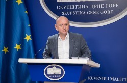 POLITIČKI ZEMLjOTRES U PARLAMENTU: Knežević se povukao sa funkcije zamjenika predsjednika Anketnog odbora