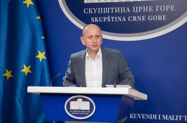 POLITIČKI ZEMLjOTRES U PARLAMENTU: Knežević se povukao sa funkcije zamjenika predsjednika Anketnog odbora