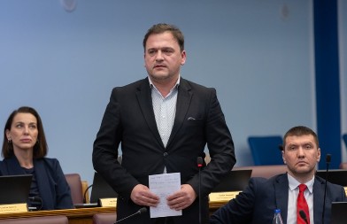 LICEMJERSTVO BEZ GRANICA: PES udara na Mariju Radonjić jer je rekla istinu o Spajiću