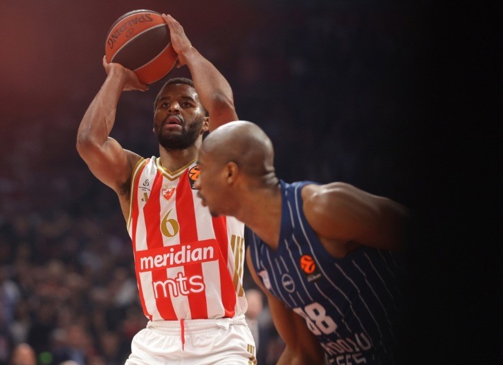 ZVEZDA POKAZALA ZRELOST: Batler šutevima sa „parkinga“ Arene presudio Efesu