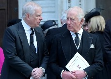 SKANDAL U ESEKSU: Kralj Čarls zviždan zbog bratovog skandala sa Epstinom