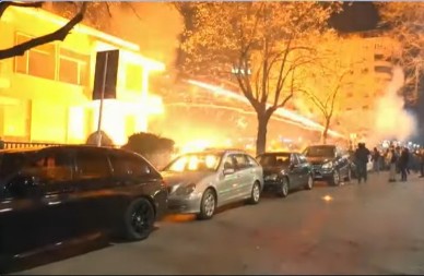 NEREDI U TIRANI! Protesti protiv Edija Rame eskalirali, zapaljena vila Envera Hodže