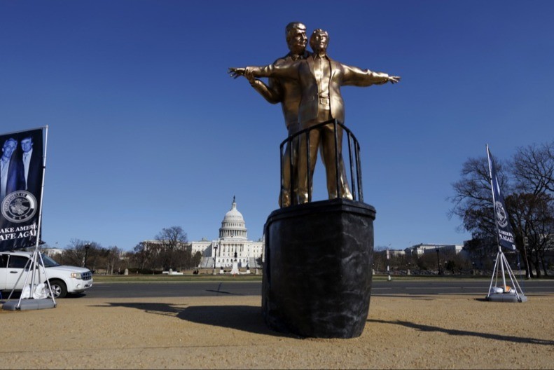 Zlatni Tramp i Epstin kao „kraljevi svијeta“: Provokativna statua osvanula u srcu Vašingtona