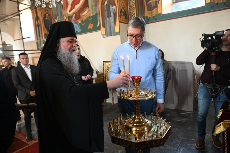 Predsjednik iz manastira Pinosava poručio: Srbija će biti snažnija nego ikad