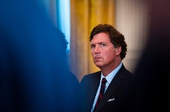 Taker Karlson tvrdi da Mosad gura Ameriku u rat na Bliskom istoku